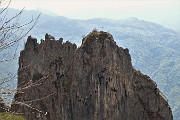 40 Zoom sulla cima della Corna Torella con croce